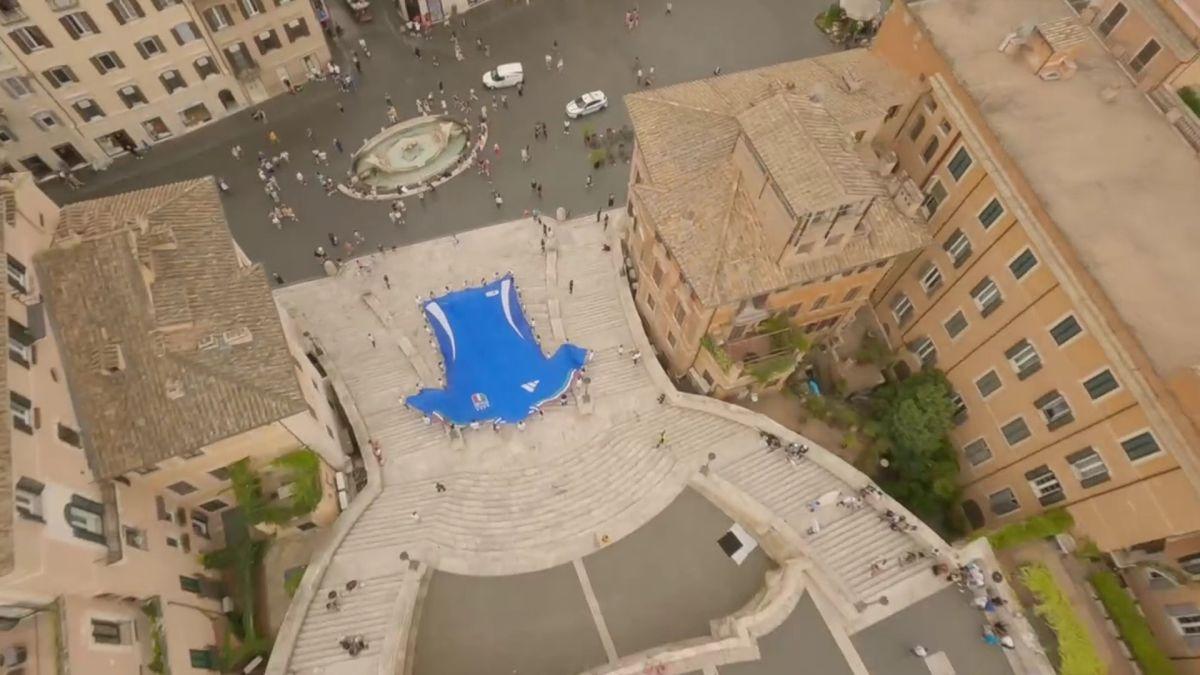 Tricou imens al naționalei Italiei în Piazza di Spagna