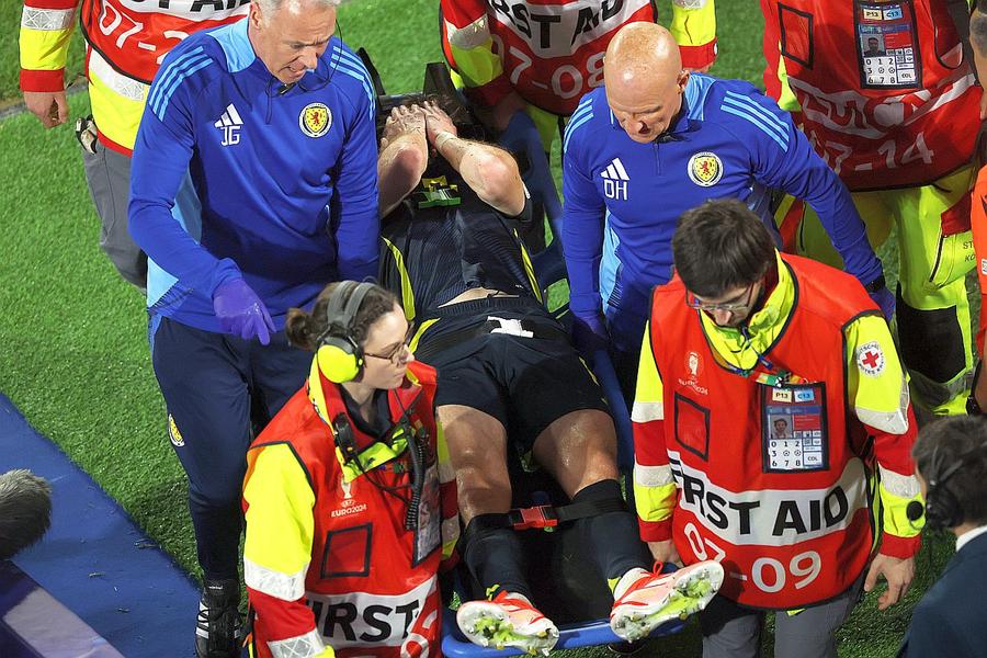 Kieran Tierney, scos cu targa de pe teren // foto: Guliver/gettyimages 7 detalii de atmosferă de la Scoția - Elveția » Al 12-lea „jucător” scoțian, au intrat „în gura lupului”, Quiz-uri la pauză