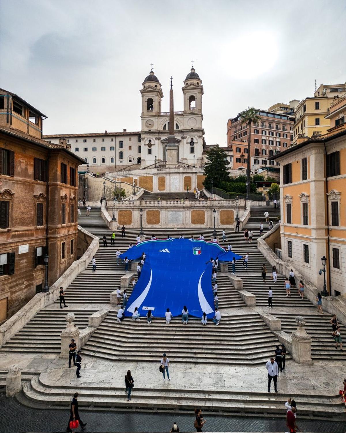 Tricou imens al naționalei Italiei în Piazza di Spagna