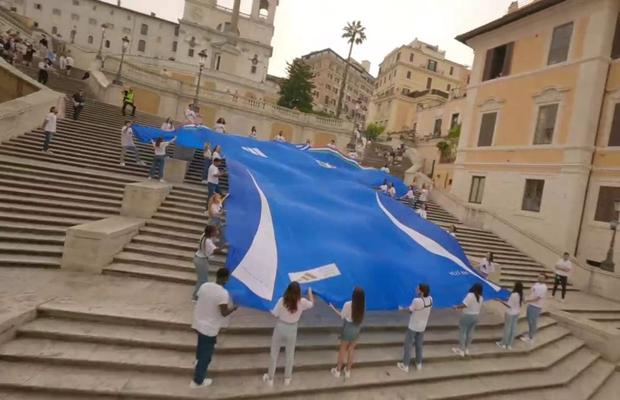 Tricoul imens al squadrei azzurra a fost întins în Piazza di Spagna, înaintea derby-ului cu naționala iberică