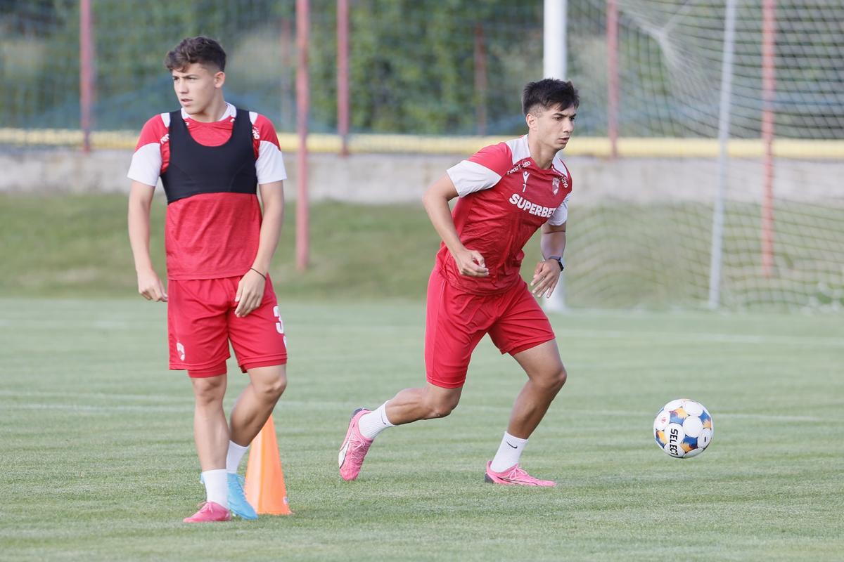 Imagini de la antrenamentul lui Dinamo de la Curtea de Argeș