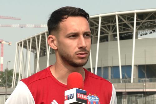 Mihai Adăscăliței, în fața stadionului Steaua