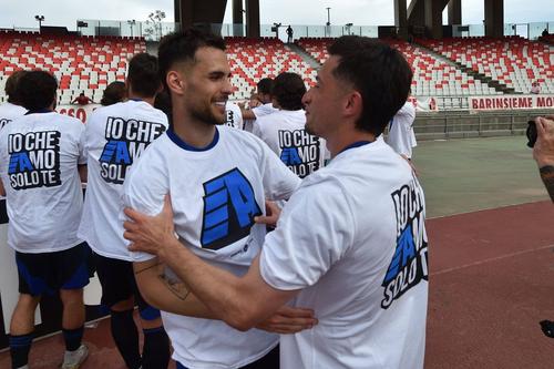 Marius Marin și Olimpiu Moruțan sărbătoresc împreună promovarea cu Pisa în Serie A / Foto: Imago
