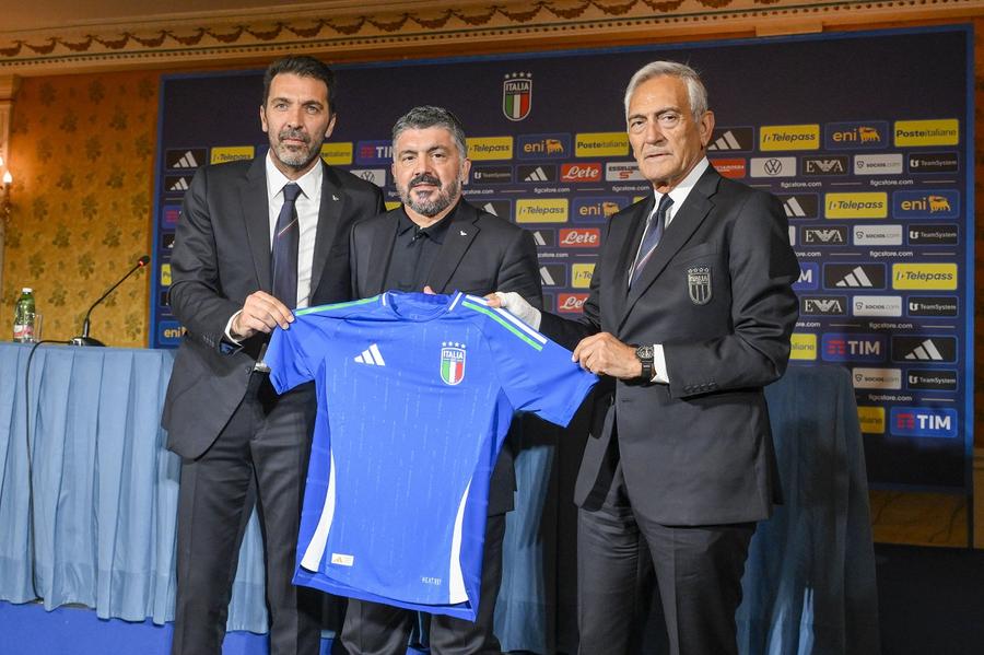 Gennaro Gattuso, alături de Gianluigi Buffon, șef al delegației Italiei, și Gabriele Gravina, președintele FIGC. Toți ar putea pleca din funcții după ratarea calificării la CM 2026 / Foto: Imago Marele Fabio Capello demolează fotbalul italian: „Este doliu. Trăim o tragedie și aici nu demisionează nimeni!”