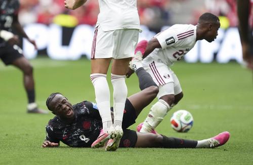 Ismael Kone urlă de durere după fractura produsă de Assim Madibo / Foto: Imago