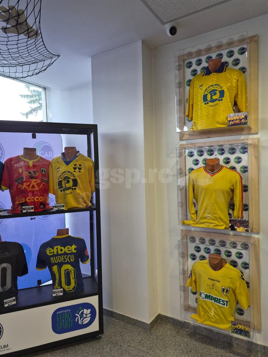 Colțul din muzeul dedicat Petrolului în care apar inclusiv tricourile purtate în finalele de Cupa României câștigate în 1995 și 2013. Foto: Justin Gafiuc (GSP) Messi, Ronaldo, Hagi și Yamal, zeci de mii de euro pentru noul Muzeu al Sportului din România! + El e omul care deține tricourile de Mondiale ale lui Adi Ilie și Prunea