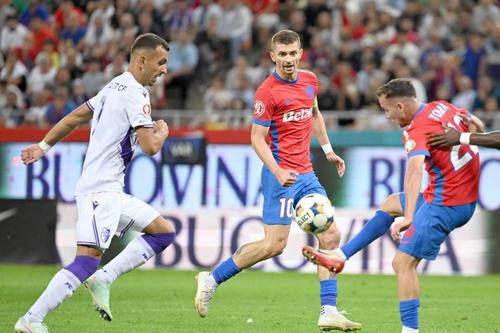 Leard Sadriu (în stânga) în duel cu jucătorii FCSB. Au fost două victorii ale piteștenilor, 2-0 și 1-0, sezonul trecut