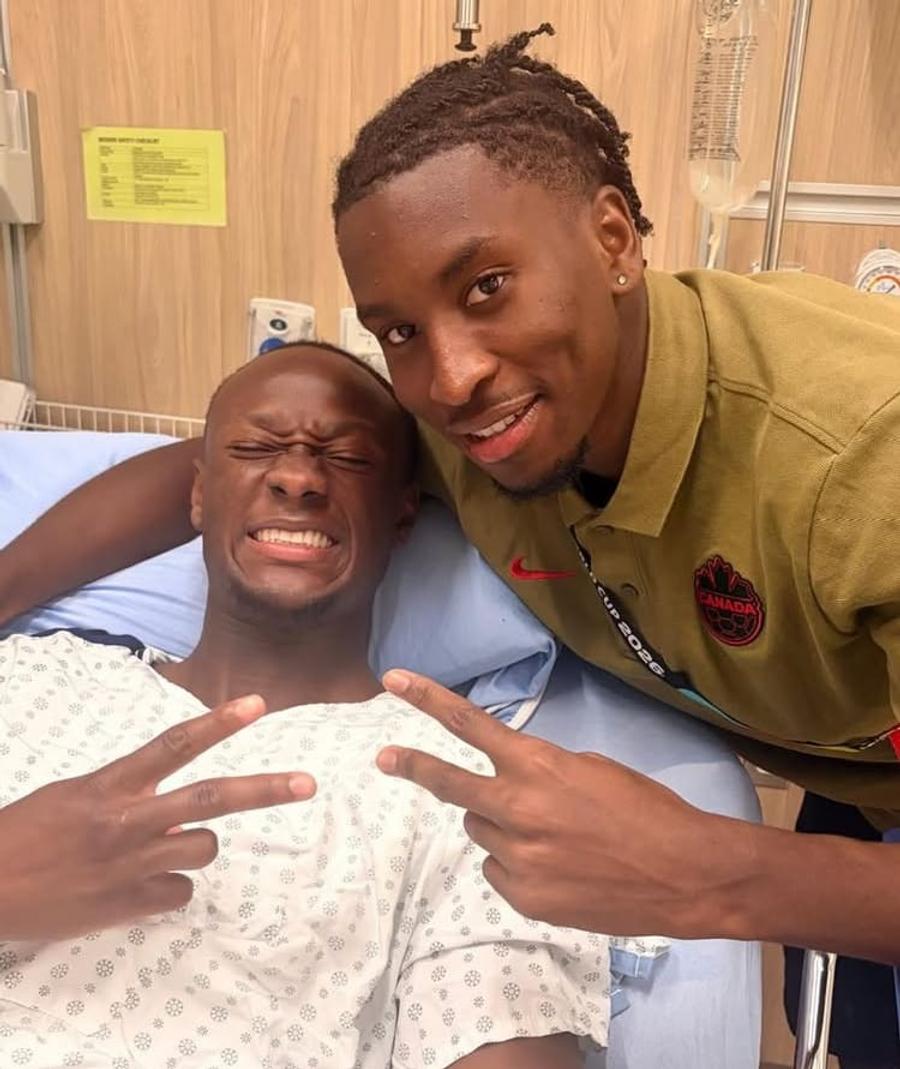 Ismael Kone „zâmbește” printre dinți de pe patul de spital. Alături, coechipierul Moise Bombito / Foto: instagram Ismael Kone, prima fotografie din spital » Dar nu arată bine
