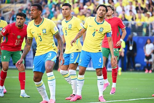 Gabriel Maghalaes (stânga), în tricoul Braziliei, la o fază fixă împotriva lui Bournemouth / Foto: Imago