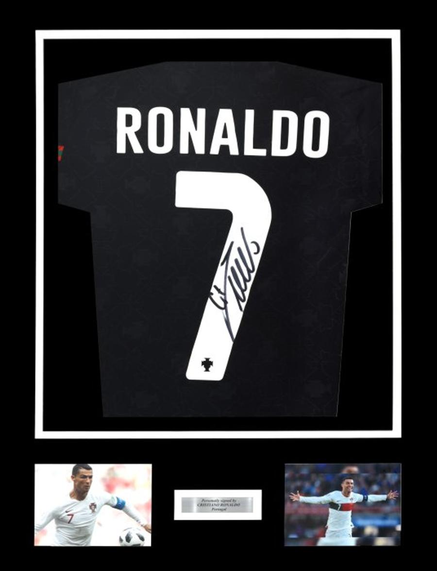 Acesta e tricoul lui Cristiano Ronaldo vândut cu 2.500 euro la licitația Artmark din 19 iunie. Foto: artmark.ro Messi, Ronaldo, Hagi și Yamal, zeci de mii de euro pentru noul Muzeu al Sportului din România! + El e omul care deține tricourile de Mondiale ale lui Adi Ilie și Prunea
