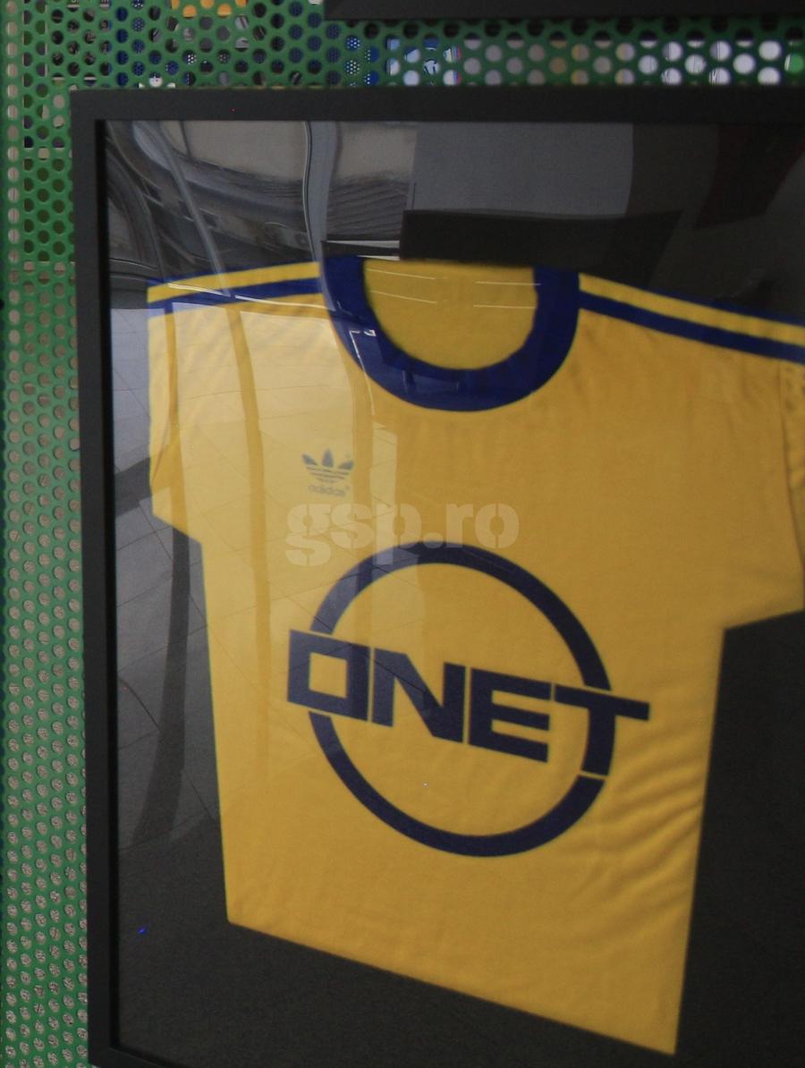Tricoul cu care România a evoluat în amicalul caritabil cu Marseille, în ianuarie 1990, la inițiativa exoticului Bernard Tapie Messi, Ronaldo, Hagi și Yamal, zeci de mii de euro pentru noul Muzeu al Sportului din România! + El e omul care deține tricourile de Mondiale ale lui Adi Ilie și Prunea