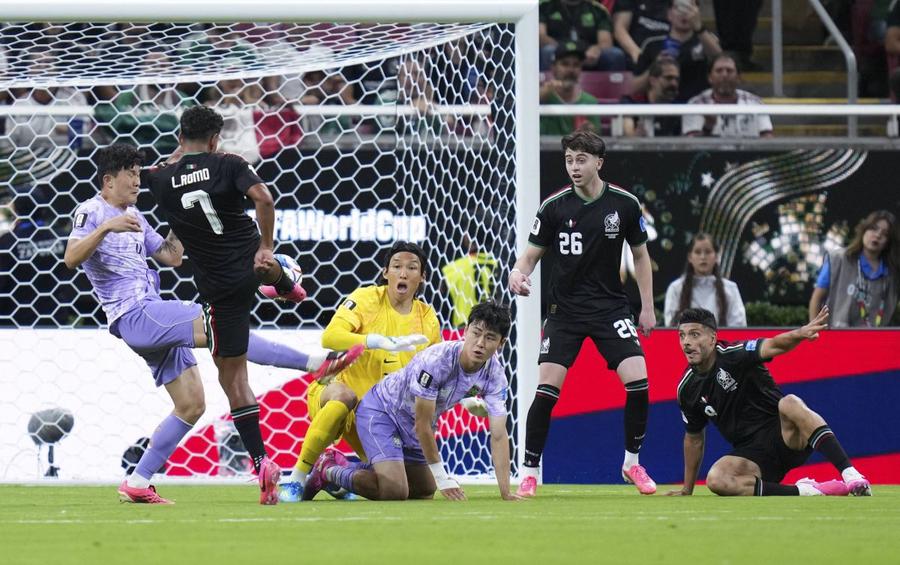 Luis Romo a declanșat sărbătoarea în Mexic după golul marcat în meciul al doilea din grupă cu Coreea de Sud (1-0) / Foto: Imago Povestea eroului care a stabilit prima echipă calificată din grupe » Fratele său l-a convins să renunțe la pescuit