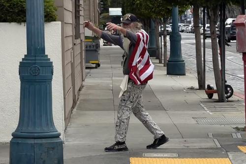 Un homeless acoperit cu steagul Statelor Unite, pe străzile din San Francisco FOTO: Ionuț Iordache
