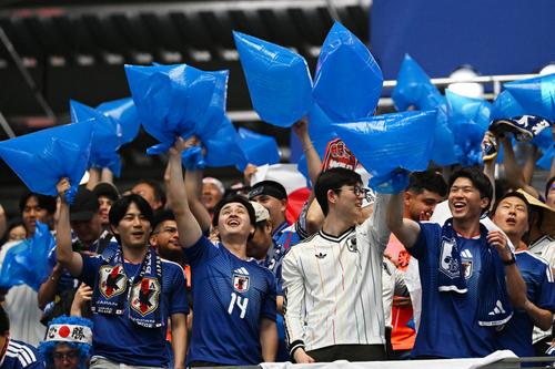 Fanii japonezi fac curățenie în sectoarele lor de tribună, după fluierul final al meciului cu Olanda (2-2), foto: Imago