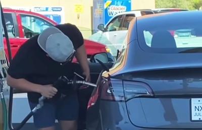 A încercat să pună benzină în Tesla! Filmarea virală din SUA care a stârnit hohote de râs: „Ăsta doarme pe el”