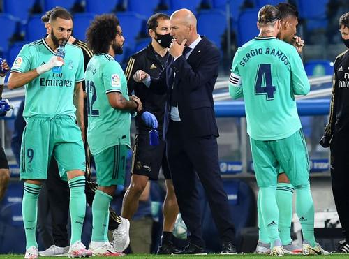 Zidane, între jucătorii lui Real Madrid, foto: Guliver/gettyimages
