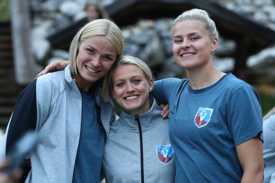 Trei blonde cu zâmbetul pe buze: Minevskaja, Norgaard și Aardahl FOTO Marius Ionescu Reportaj în cantonamentul montan al campioanei SCM Rm. Vâlcea: ce dor le era de handbal!