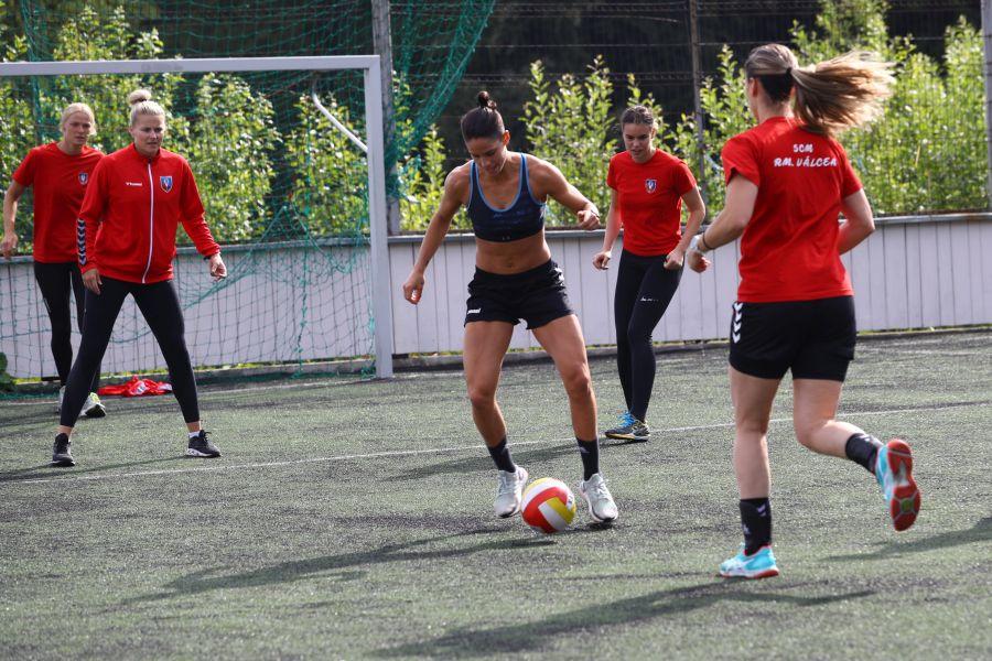 Ronaldo de la Vâlcea. Alicia Fraga Fernandez impresionează și la fotbal FOTO Marius Ionescu Reportaj în cantonamentul montan al campioanei SCM Rm. Vâlcea: ce dor le era de handbal!