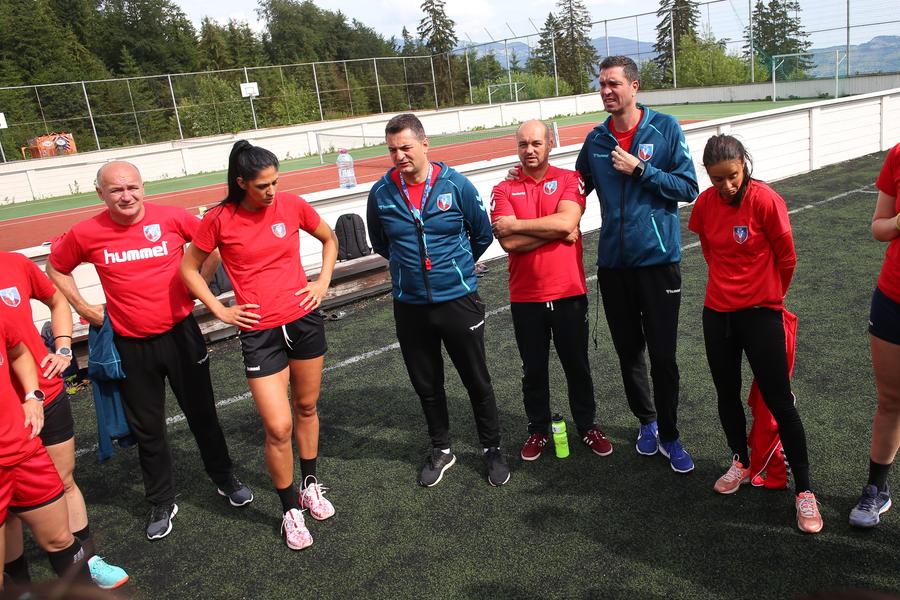 Ședință în vârf de munte FOTO Marius Ionescu Reportaj în cantonamentul montan al campioanei SCM Rm. Vâlcea: ce dor le era de handbal!