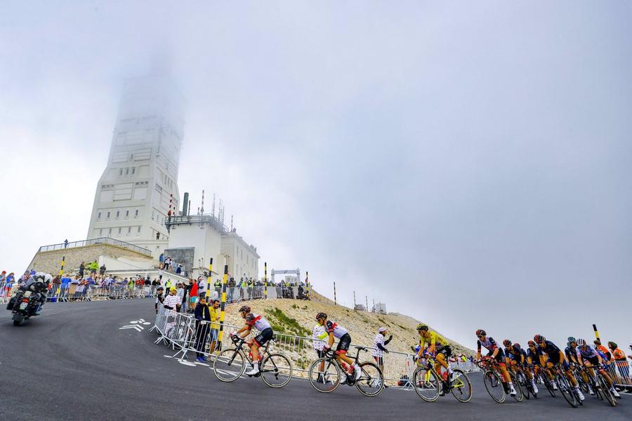 Tadej Pogacar, în galben, în timp ce escaladează Mont Ventoux, foto: Imago „Ca o pisică gata să se arunce asupra prăzii” » Cum a omorât Tadej Pogacar ediția de anul acesta a Turului Franței