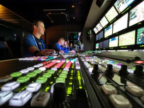 Răzvan Anghel la mixerul de regizor. Acesta a fost premiat de UEFA după meciul istoric de la București, FCSB - Ajax, transmisia acestuia fiind inclusă în topul celor mai bune producții din 2013