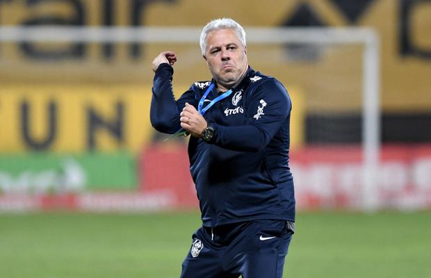 A dispărut „discursul Petrescu” » Șumudică: „Vreau să rezolv calificarea din tur! Chiar dacă joc pe nisip, tartan sau ciment”