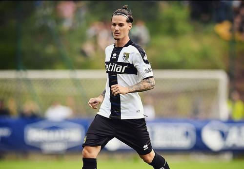 Dennis Man (22 de ani) a marcat un gol în stilul lui Leo Messi la antrenamentul de astăzi al Parmei.