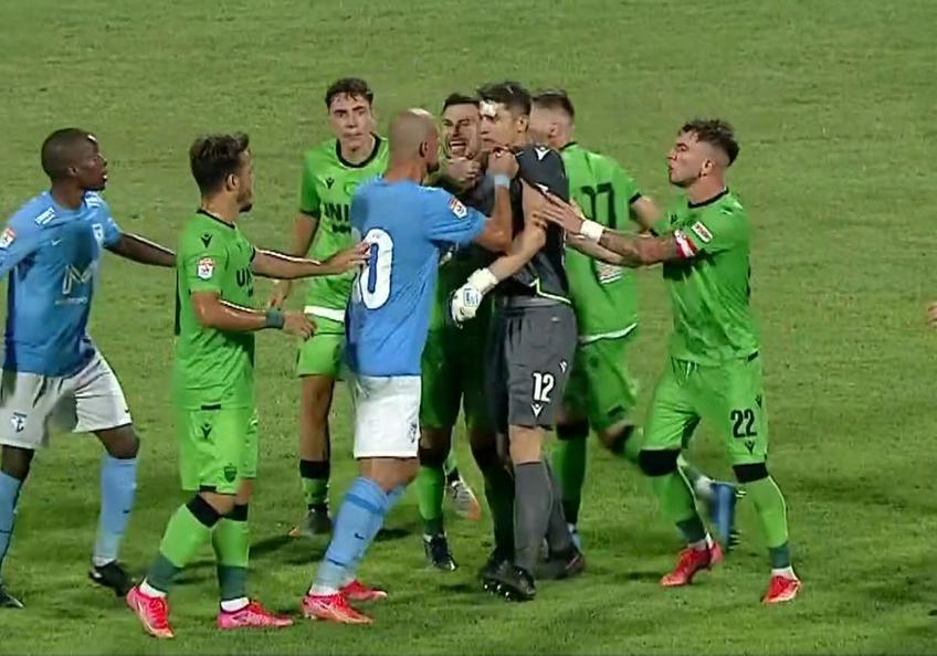 Dinamo a învins-o pe FC Voluntari, scor 3-2. Finalul de meci a fost unul tensionat. Captură Telekom Sport