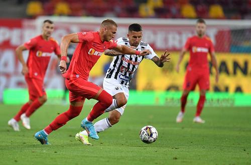 În partida cu FCSB, 1-1, U Cluj a mizat doar pe doi dintre jucătorii transferați în această vară: Chipciu și Adrian Bălan / foto: Raed Krishan (GSP)