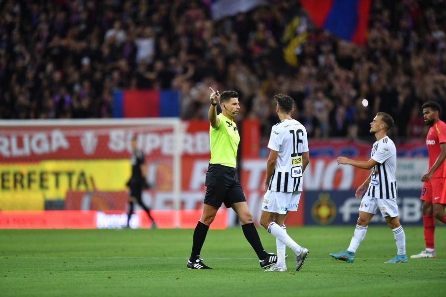 Arbitrul Barbu a enervat ambele formații prin deciziile luate la partida de duminică seara. FOTO Raed Krishan Lăudărosul primar al VAR-ului stins