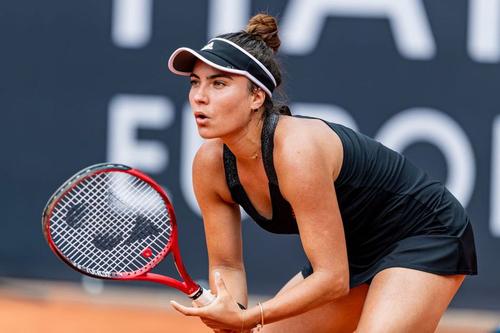 Gabriela Ruse (24 de ani 69 WTA) a fost eliminată în primul tur al turneului de la Hamburg de americanca Bernarda Pera (27 de ani, 81 WTA), scor 0-6, 4-6. Sportiva din România va ieși din prima sută mondială.