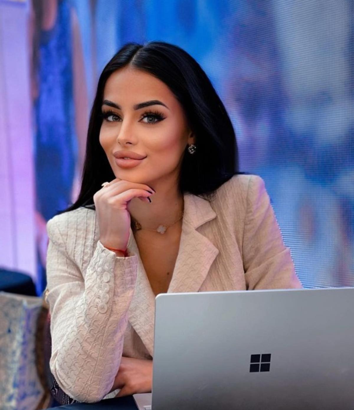 Sora sexy a lui Alexandru Mitriță! Cu ce se ocupă în Dubai, acolo unde călătorește frecvent