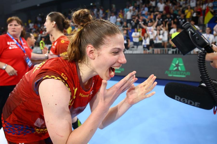 Diana Lixăndroiu fericită în fața camerei Foto Facebook FR Handbal Diana Lixăndroiu, unul dintre liderii naționalei U19: „Am fost mândră că reprezint România, mi s-a făcut pielea de găină!”