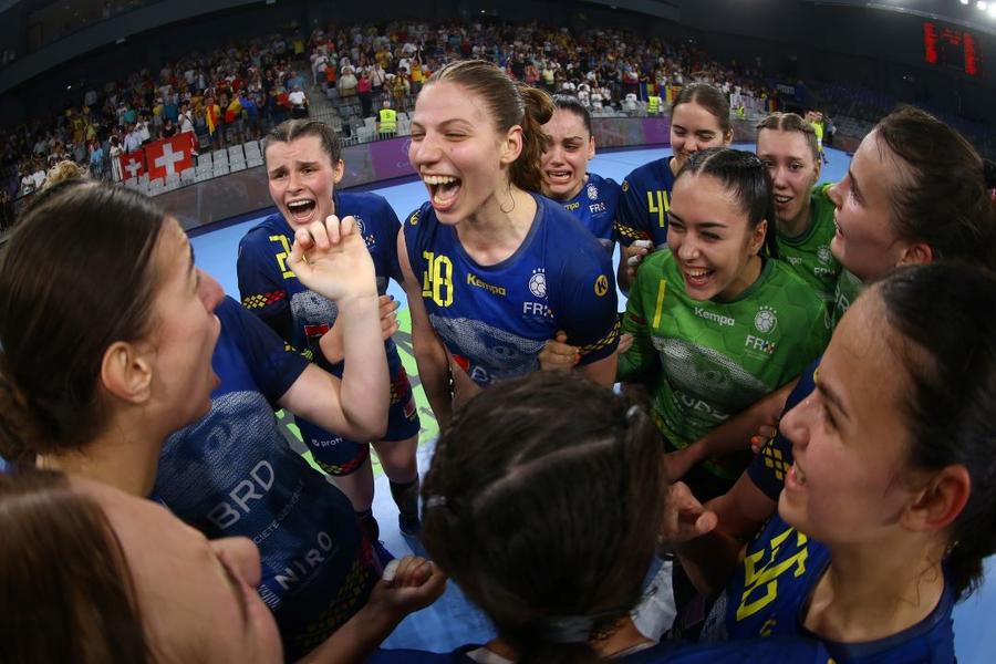 Diana Lixăndroiu în centrul bucuriei după victorie Foto Facebook FR Handbal Diana Lixăndroiu debutează la Mondial la 18 ani chiar în meciul România - Danemarca, derby-ul grupei