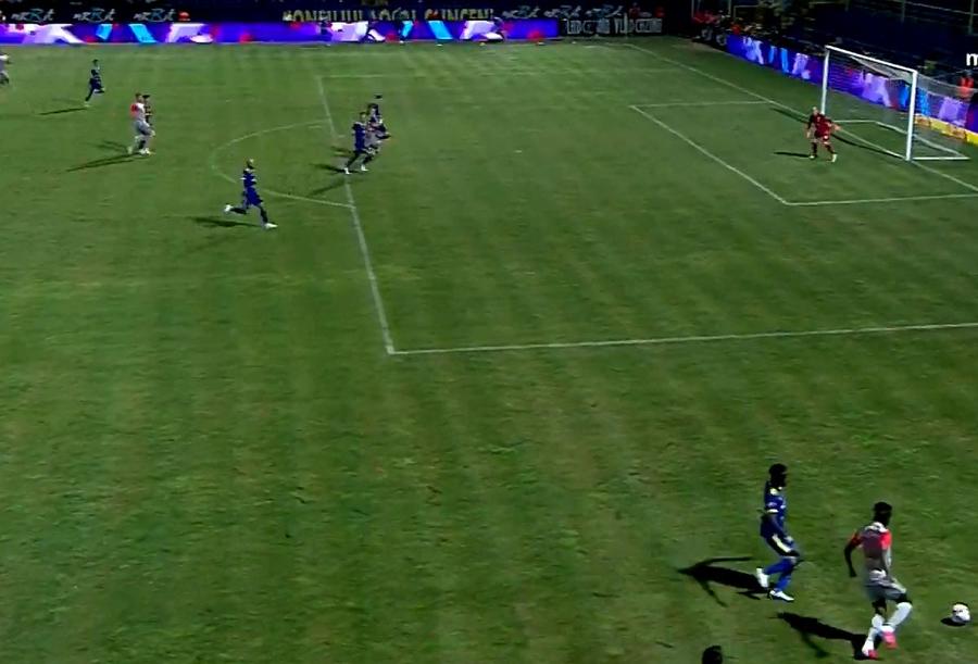 Momentul în care Olaru cade în careu Penalty controversat la Unirea Slobozia - FCSB » Suporterii au început să strige: „Hoții, hoții!”