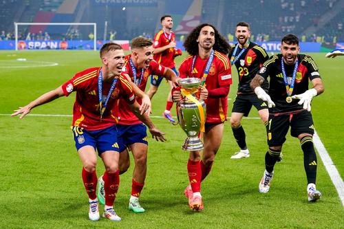 Dani Olmo, stânga, trebuie să mai aștepte până va debuta la Barcelona / Foto: Imago