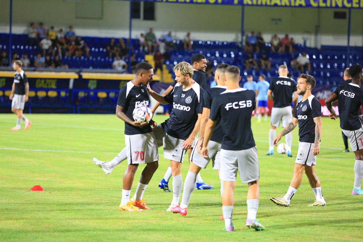 Starea jalnică în care se prezintă gazonul, înaintea meciului Unirea Slobozia - FCSB