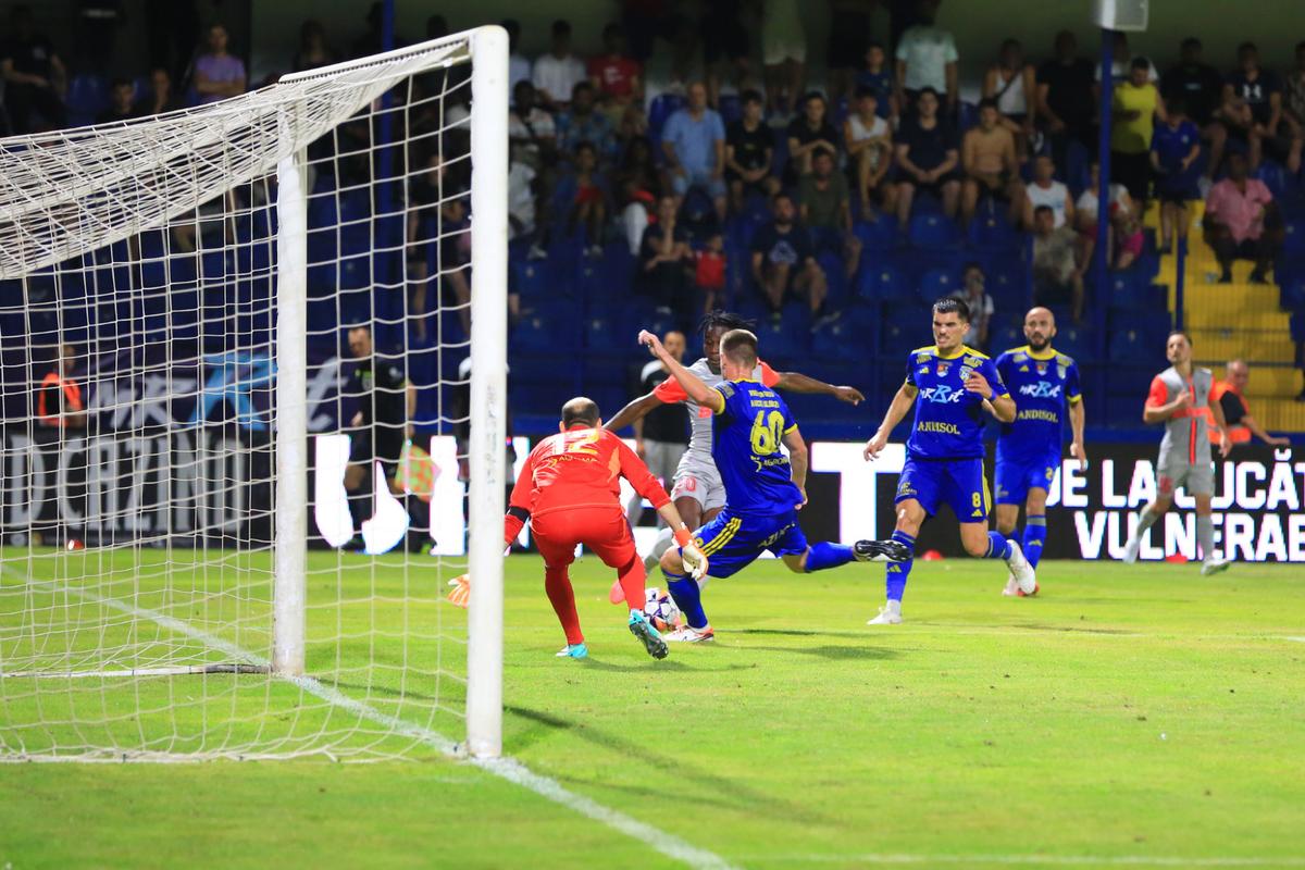 Penalty controversat la Unirea Slobozia - FCSB » Suporterii au început să strige: „Hoții, hoții!”