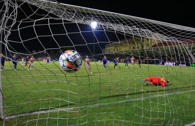Penalty controversat la Unirea Slobozia - FCSB » Suporterii au început să strige: „Hoții, hoții!”