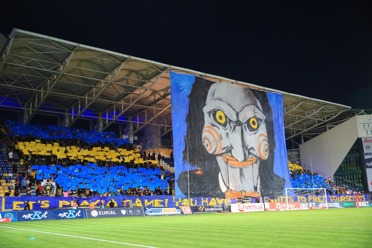 „Let's play a game!” » Scenografie spectaculoasă la Petrolul - FCSB, inspirată din filmele horror + derapaje în serie la adresa campioanei