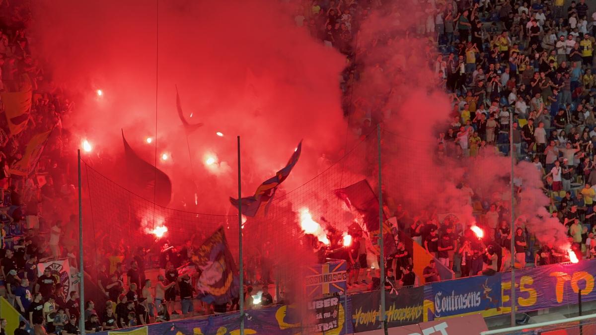 Ultrașii au aprins zeci de torțe și fumigene și au driblat din nou Jandarmeria