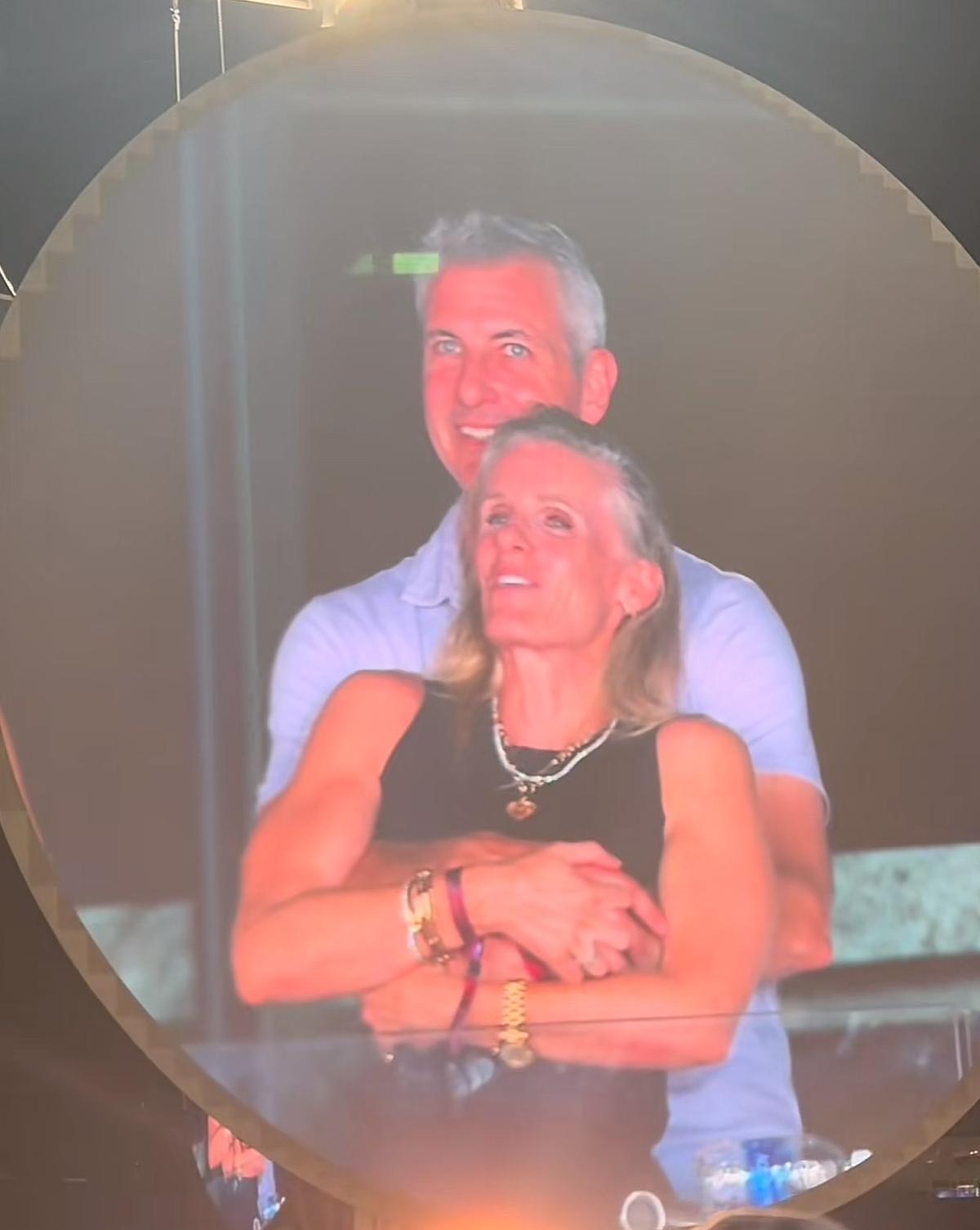 Cele mai tari meme-uri născute de scandalul amoros de la Coldplay: în brațele cui stă Leo Messi?!