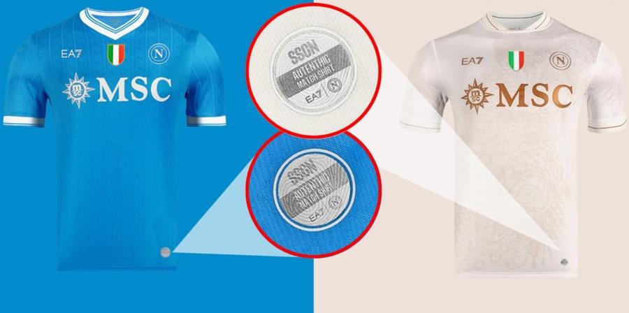 Detaliu cu încrisul de autenticitate imprimat greșit în engleză pe tricourile de acasă și deplasare ale lui Napoli / Foto: Footy Headlines Napoli, ce gafă pe tricouri! » Replica dată de fiica președintelui: „Un mesaj pentru noua generație”