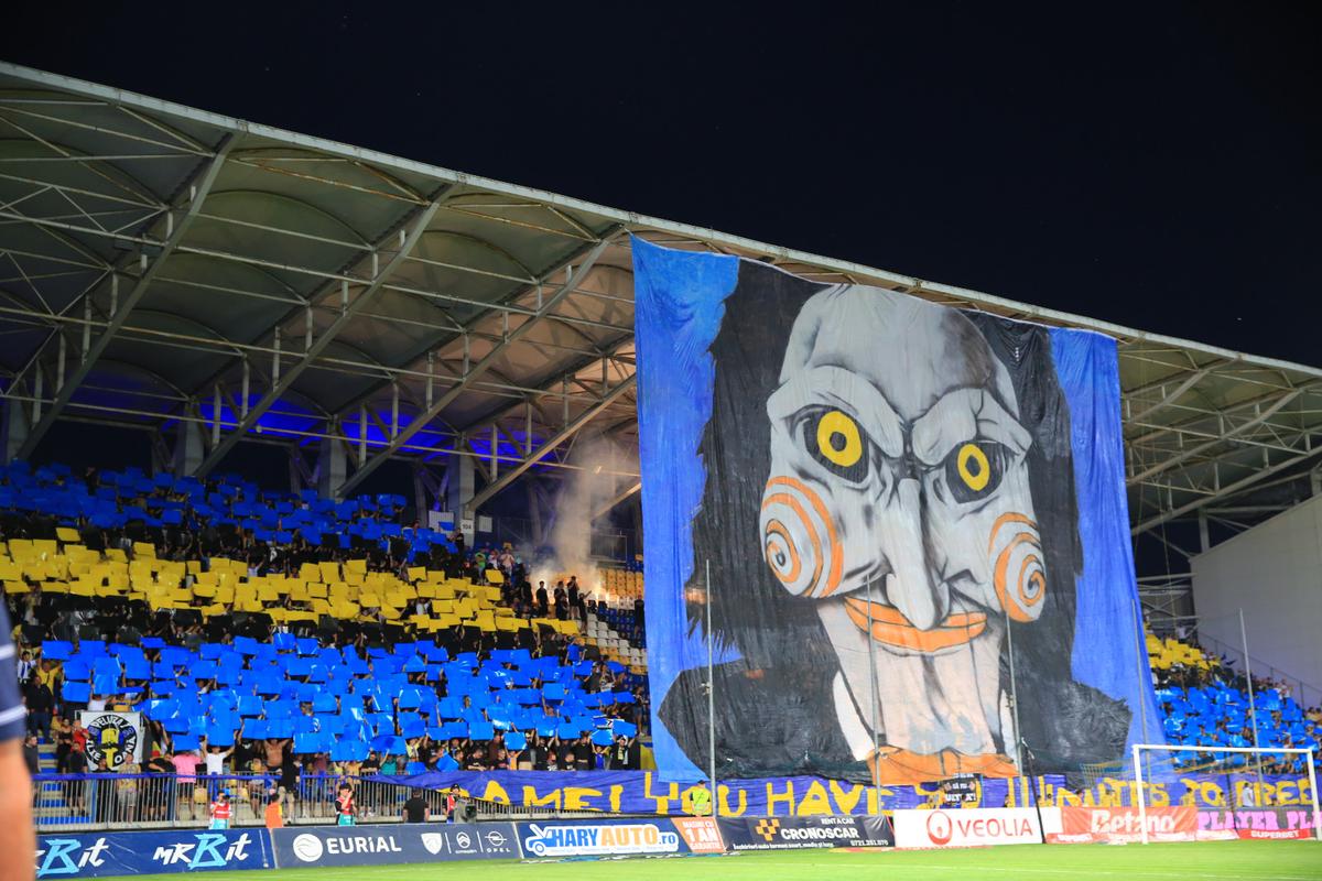 „Let's play a game!” » Scenografie spectaculoasă la Petrolul - FCSB, inspirată din filmele horror + derapaje în serie la adresa campioanei