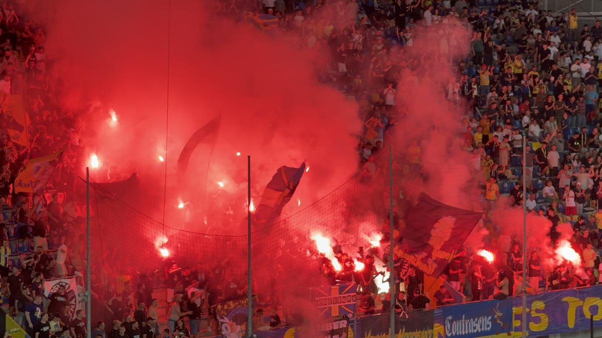 Ultrașii au aprins zeci de torțe și fumigene și au driblat din nou Jandarmeria
