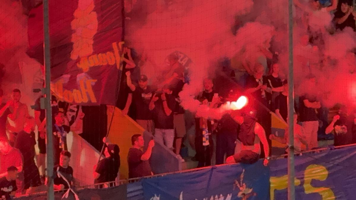 Au aprins peluza! Zeci de torțe și fumigene la Petrolul - FCSB: Jandarmeria, driblată din nou