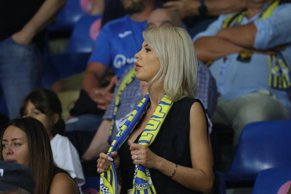 Soția fotbalistului care a furat toate privirile la Petrolul - FCSB: cum a fost surprinsă în tribunele arenei „Ilie Oană”