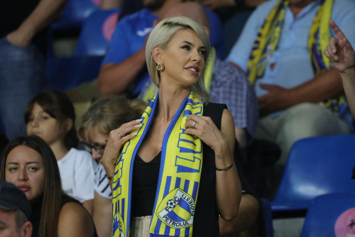 Soția fotbalistului care a furat toate privirile la Petrolul - FCSB: cum a fost surprinsă în tribunele arenei „Ilie Oană”