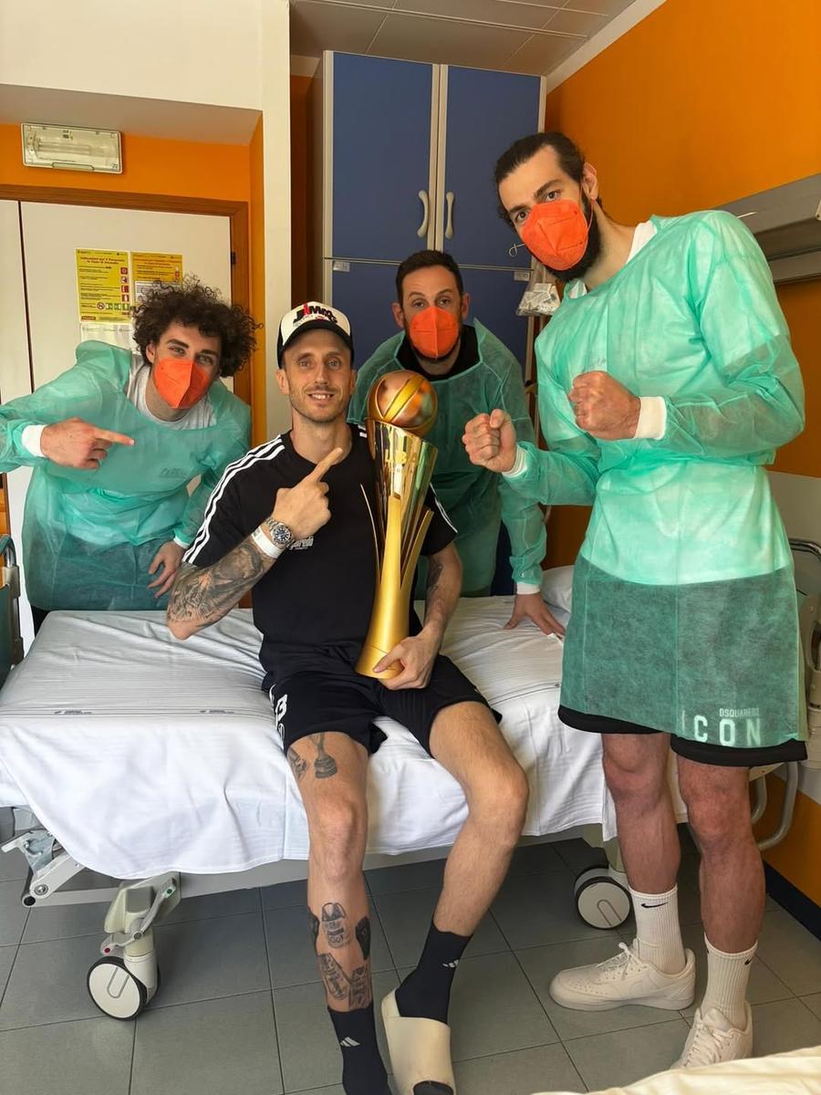 Achille Polonara, vizitat la spital de Marco Belinelli, Alessandro Pajola și Tornike Shengelia/Foto: Instagram (Achille Polonara) Diagnosticat cu leucemie, un veteran din Euroligă a oferit declarații de pe patul de spital: „Lumea mi s-a prăbușit. E înfricoșător”