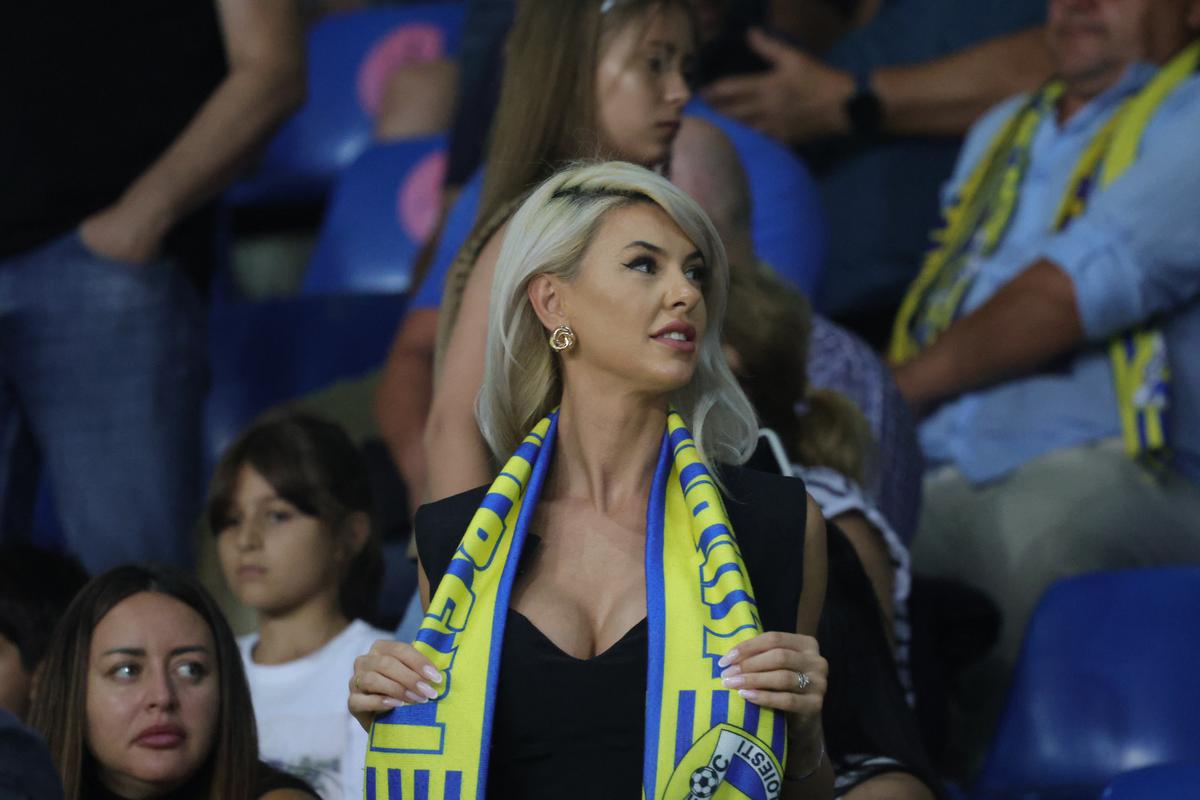 Soția fotbalistului care a furat toate privirile la Petrolul - FCSB: cum a fost surprinsă în tribunele arenei „Ilie Oană”